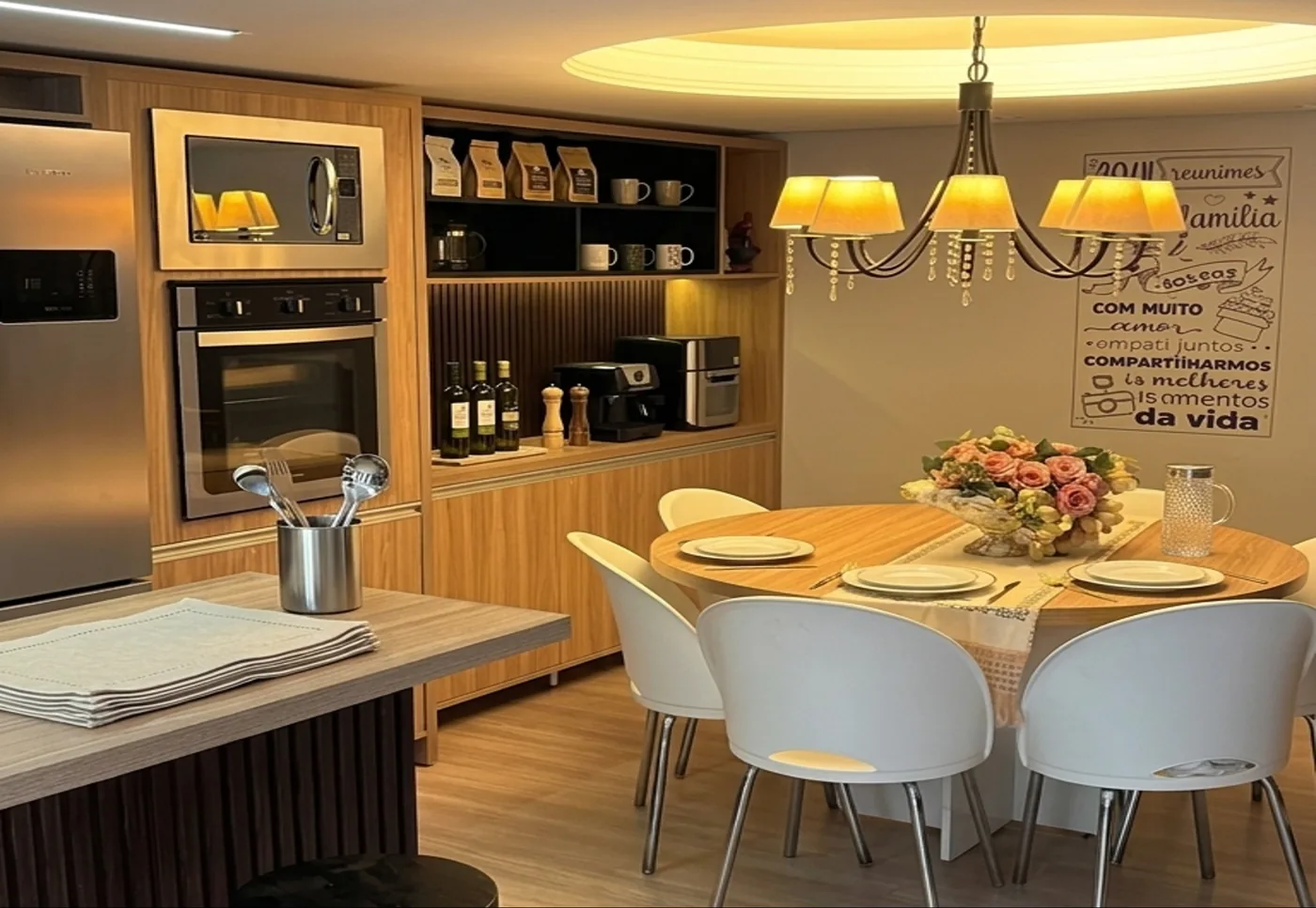 Sala de jantar com adega e estante planejada · Montaro