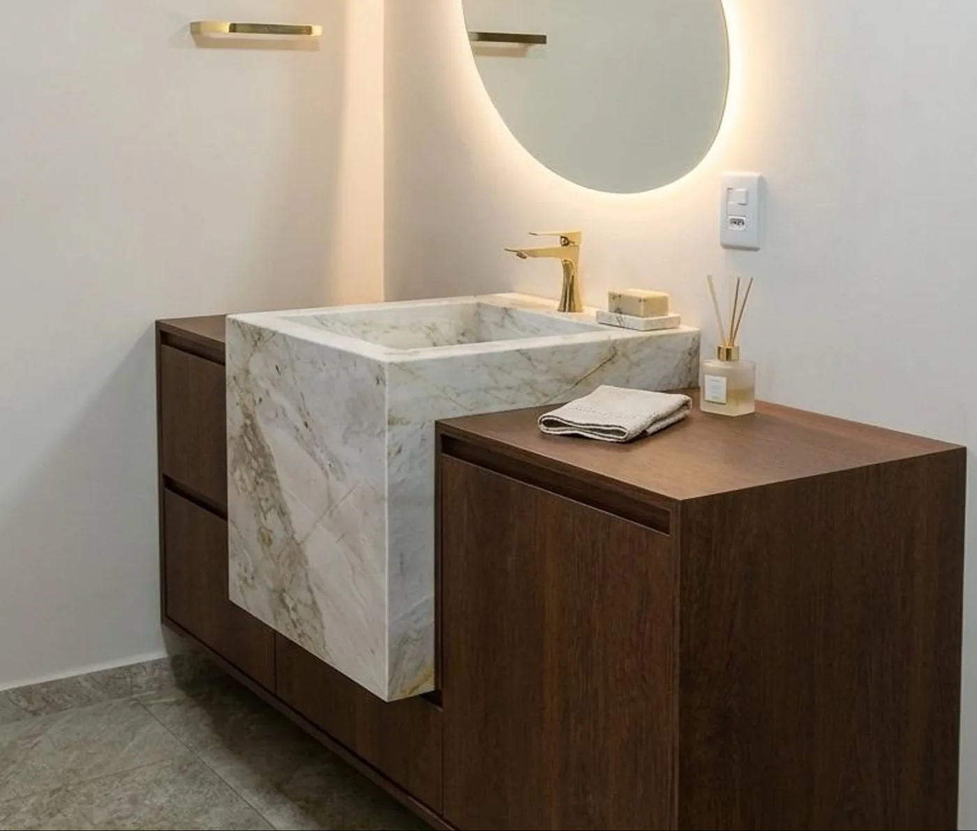 Lavabo com cuba em mármore e espelho iluminado · Montaro