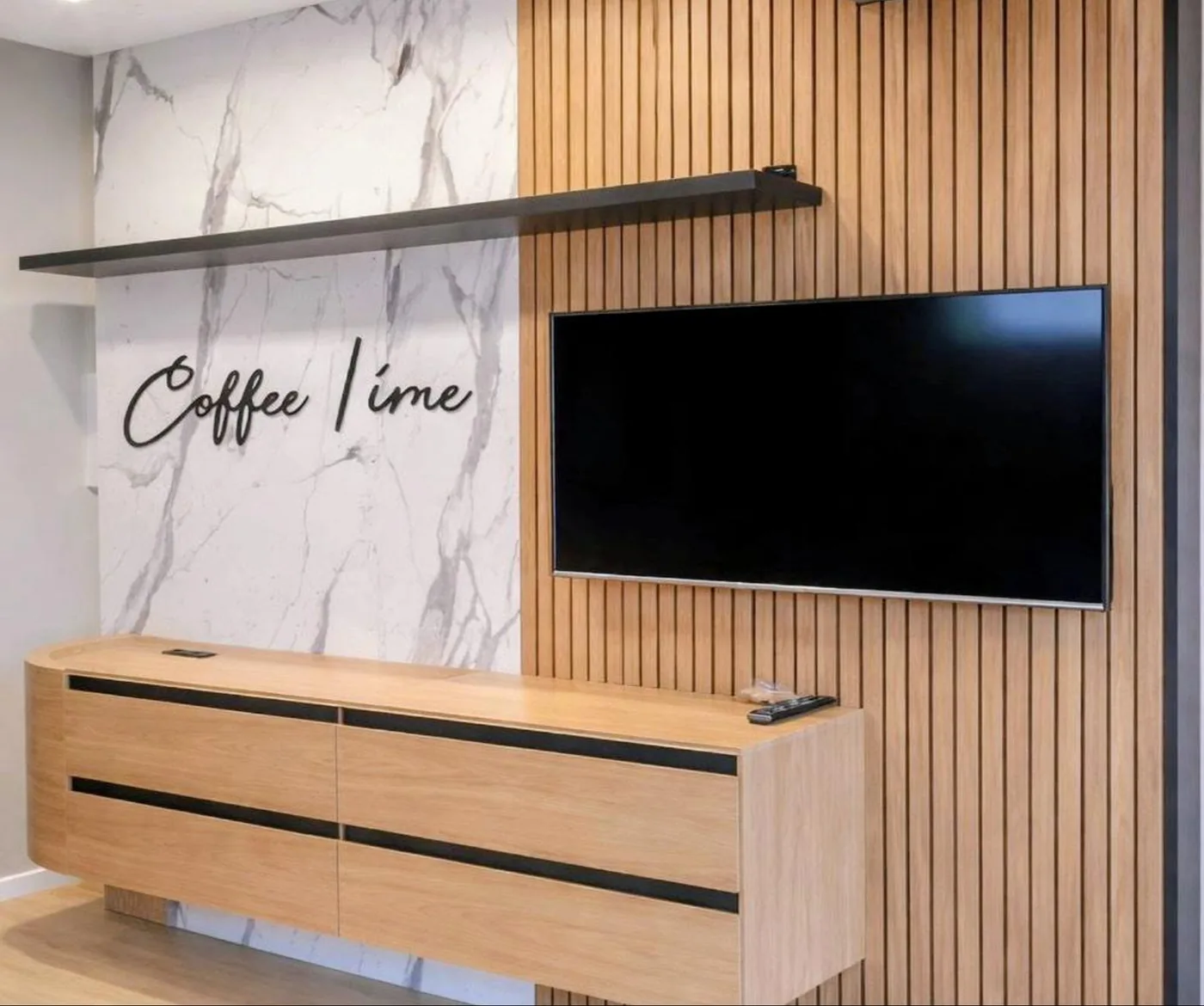 Painel de TV ripado com nicho em mármore · Montaro